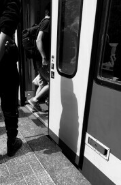 Lena Beck: Gäste steigen in die S-Bahn (Zugang), 2022