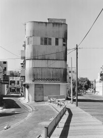Irmel Kamp, Tel Aviv / House Manoach- Nissimov (Haim Meshulam, 1937/38) Gat Rimon Street, Gelatinesilber-Abzug auf Baryt-Papier, 60 x 50 cm, 1989