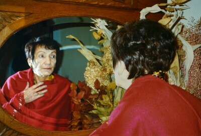 Ursula vor ihrem Selbstporträt C’est moi. Et alors?/Das bin ich. Na und?, 1996