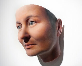 Heather Dewey-Hagborg Watson’s Ghost, 2021 Zwei 3D-gedruckte Porträts, holografisches Video präsentiert auf Looking Glass Technology Courtesy die Künstlerin und Fridman Gallery, New York
