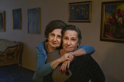 Dieses Foto von Steve McCurry zeigt die Holokaust-Überlebenden Sonia Kam and Hannie Dauman