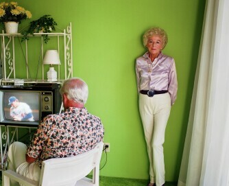 Larry Sultan: My Mother posing for me, 1984, aus der Serie Pictures from Home, 1982–1991