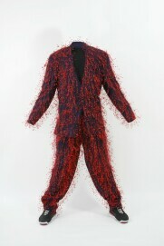 Tag pins – red, 2008, Kunststofffäden, Anzug